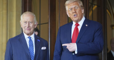 Copertina di L’incontro tra re Carlo III e Donald Trump è una corsa ad ostacoli: nessun incontro con le vittime di Epstein, ma sì alla celebrazione del libro di Winnie the Pooh