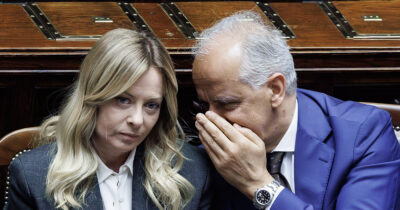 Copertina di Il Senato approva il dl Sicurezza. Il Csm sul fermo preventivo: “Troppi poteri alla polizia, a rischio rispetto diritti umani”