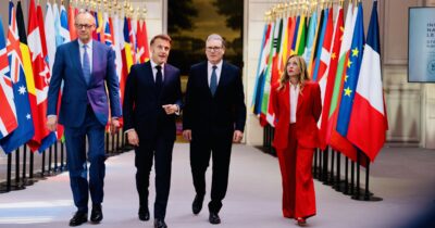 Copertina di Vertice di Parigi: “Missione difensiva per tenere aperto lo Stretto di Hormuz, ma solo dopo la tregua”. Meloni: “Italia pronta a fornire navi”