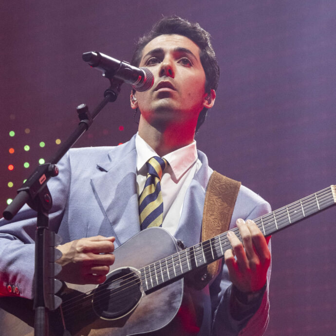 Fulminacci a Milano è una mosca bianca elegante: nessun ospite al concerto, giacca e cravatta, grafiche minimal Anni 90, tanta musica suonata e l’amore per “le premure, le seccature, la parola schiscetta e le fatture”