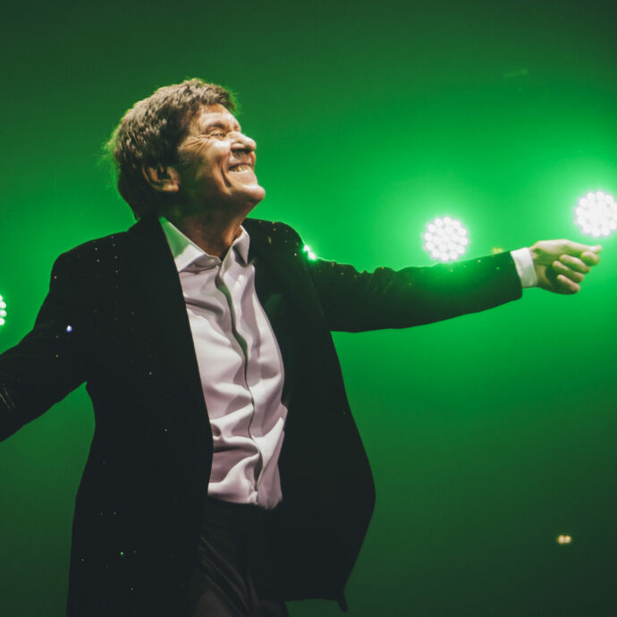 Gianni Morandi a Milano: “Mi vedono ‘vivo’ a 81 anni, in forma e sorridente sul palco. Ma c’è chi la vede come un’ingiustizia”. Al Forum nonni e nipoti scatenati, l’abbraccio del figlio Tredici Pietro e Jovanotti