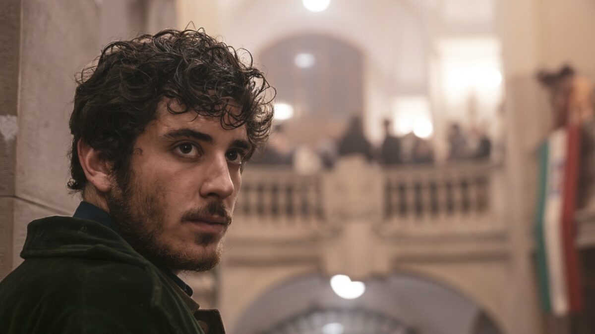 “Sono ancora in piena adrenalina. Mi sono svegliato un po’ di volte queste notti e sento al telefono mia mamma due volte al giorno”: Nicolas Maupas condurrà il Festival di Venezia