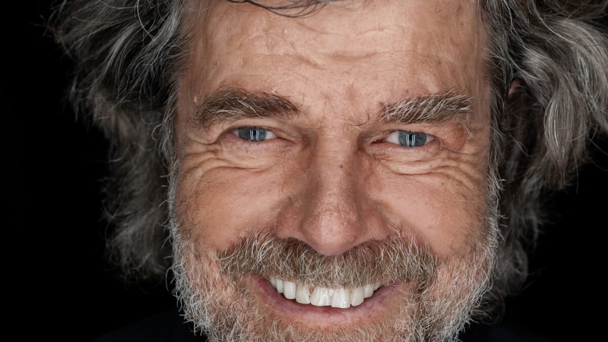 “Arrivano in macchina, fanno una foto e se ne vanno. Spesso non mangiano nei ristoranti, non pernottano e non fanno escursioni. Nemmeno fanno benzina qui. Dobbiamo difendere il paesaggio”: così Reinhold Messner sull’overturism sulle Dolomiti