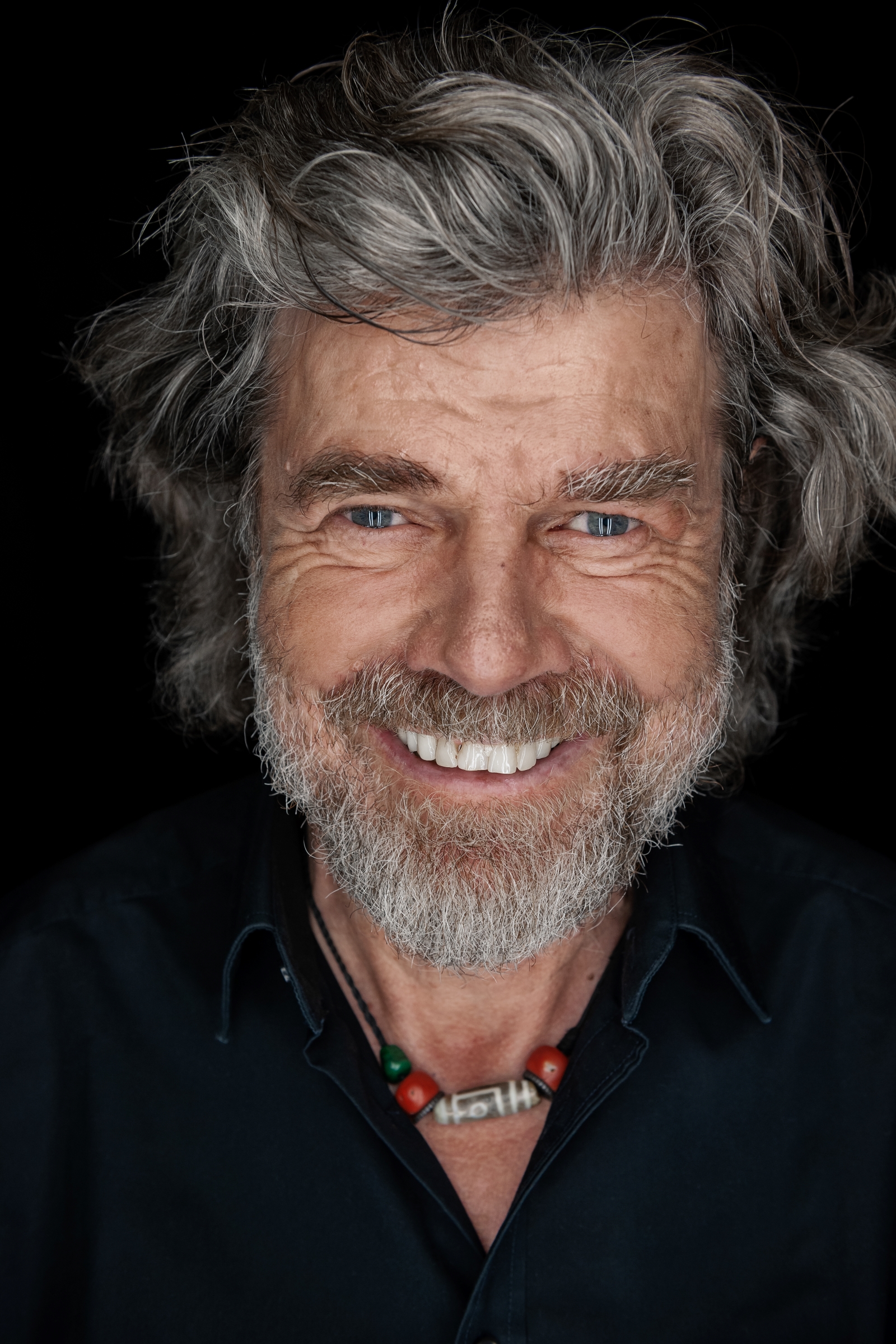 “Arrivano in macchina, fanno una foto e se ne vanno. Spesso non mangiano nei ristoranti, non pernottano e non fanno escursioni. Nemmeno fanno benzina qui. Dobbiamo difendere il paesaggio”: così Reinhold Messner sull’overturism sulle Dolomiti