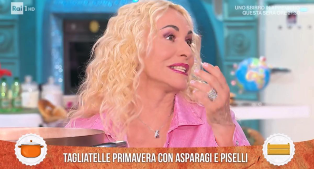 “Mi è caduta proprio sui piselli”: la clamorosa gaffe di Antonella Clerici in diretta a E’ sempre mezzogiorno