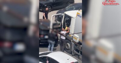 Copertina di Lo scontro (lieve) col camion dell’immondizia degenera in violenza: automobilista aggredisce operatore ecologico a Cerignola – Video