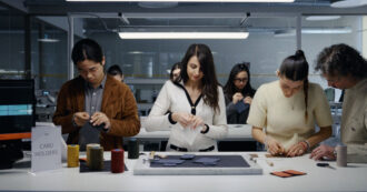 Copertina di Grand Tour, da Valentino a Cucinelli e Fendi: viaggio nei laboratori dove nascono i talenti di domani, il docufilm sul dietro le quinte della moda italiana