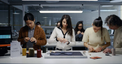 Copertina di Grand Tour, da Valentino a Cucinelli e Fendi: viaggio nei laboratori dove nascono i talenti di domani, il docufilm sul dietro le quinte della moda italiana