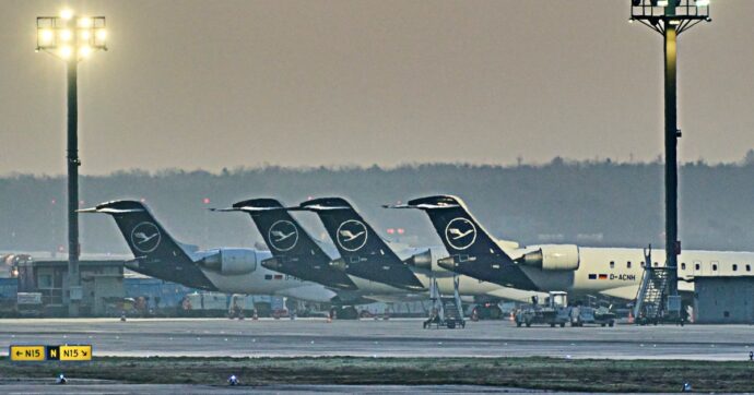 L’allarme dell’Agenzia dell’energia: “L’Europa ha carburante per gli aerei forse per sei settimane, poi cancellazioni”. L’Ue: “Non su larga scala”