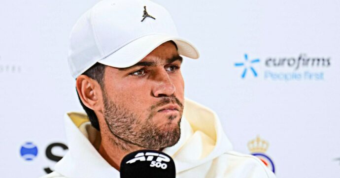L’annuncio di Alcaraz: il problema al polso è grave, salta il Masters 1000 di Madrid. “Mi fa molto male”. Sinner giocherà Roma da numero 1