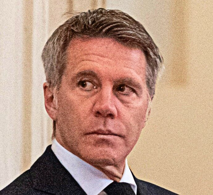 “Chiamarsi Savoia non era una cosa facile. Anche a Ballando con le stelle, mi ricordo molti fischi. Re Carlo? Gli voglio bene, ma non ha ancora fatto granché”: così Emanuele Filiberto