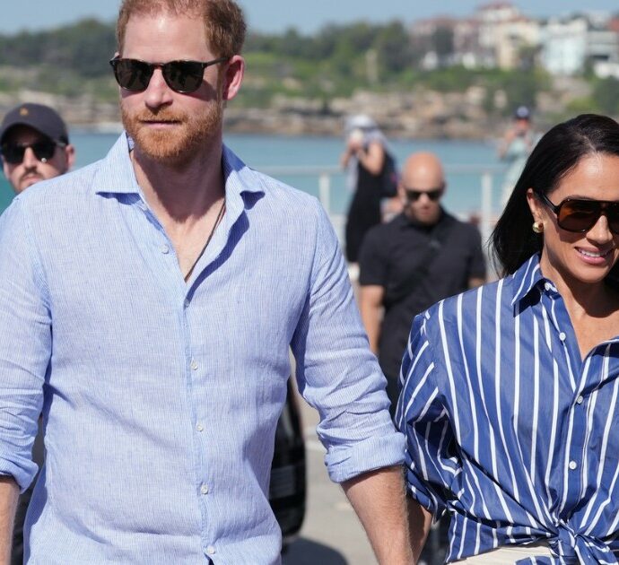 “Sono la persona più presa di mira al mondo dagli odiatori online. I social si basano sulla crudeltà per ottenere click”: lo sfogo di Meghan nel viaggio in Australia con Harry