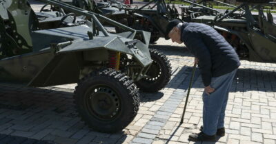 Copertina di Ucraina, la Ue conferma: il nuovo prestito di 90 miliardi di euro arriverà nel secondo trimestre. A Kiev si continua a morire