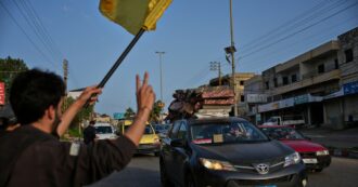 Copertina di Tregua in Libano, sfollati in viaggio verso le loro case dopo l’annuncio. Israele: “Molte abitazioni del sud saranno distrutte, nessuno tornerà”