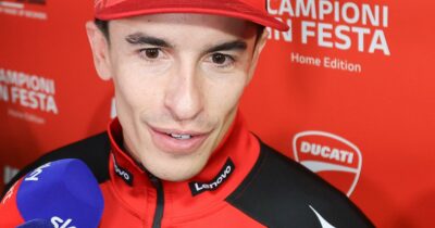 Copertina di Marc Marquez pensa al ritiro? “Guida in modo molto innaturale”: la teoria di Melandri