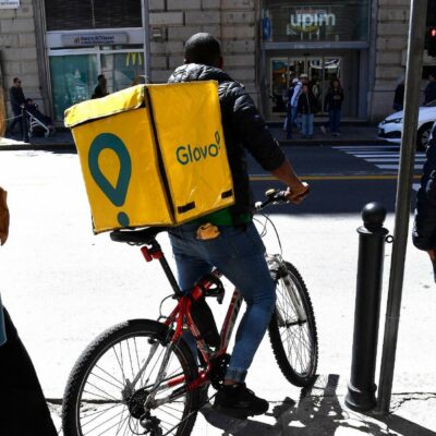 Copertina di È commissariata, eppure ora Glovo paga ancora meno