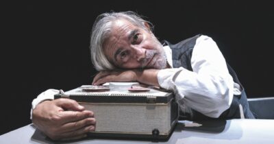 Copertina di Il dittico crudele di un entomologo mancato: Beckett. La recensione de ‘‘L’ultimo nastro di Krapp’’ e ‘’Quella volta’’ al Teatro Elfo di Milano