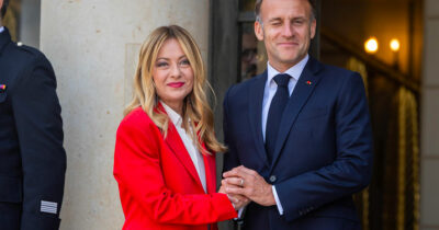 Copertina di Vertice di Parigi: “Missione difensiva per tenere aperto lo Stretto di Hormuz, ma solo dopo la tregua”. Meloni: “Italia pronta a fornire navi”