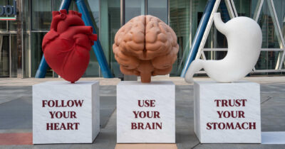 Copertina di Fuorisalone 2026, la guida completa: le installazioni più scenografiche e gli eventi nei distretti di Milano, da Alcova alla Statale e Dropcity