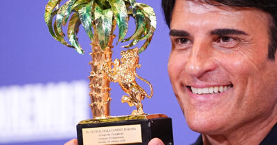 Copertina di Sal Da Vinci: “Ero disperato. Mio figlio ha avuto la meningite a un anno mezzo. Avevo chiesto una grazia alla Madonna: se si fosse salvato non avrei più cantato. Sono stato interrotto dalla dottoressa”