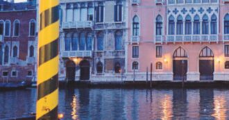 Copertina di Cade nelle acque di Venezia: un ragazzo di 25 anni muore annegato, due passanti tentano di salvarlo