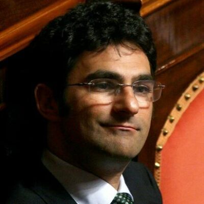 Copertina di L’ex senatore della Lega Filippi sequestrato in villa con la famiglia: bottino da milioni di euro