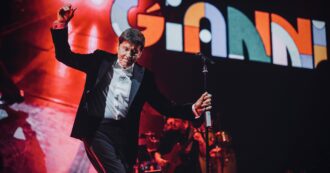 Copertina di Gianni Morandi a Milano: “Mi vedono ‘vivo’ a 81 anni, in forma e sorridente sul palco. Ma c’è chi la vede come un’ingiustizia”. Al Forum nonni e nipoti scatenati, l’abbraccio del figlio Tredici Pietro e Jovanotti