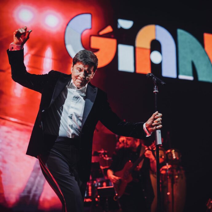 Gianni Morandi a Milano: “Mi vedono ‘vivo’ a 81 anni, in forma e sorridente sul palco. Ma c’è chi la vede come un’ingiustizia”. Al Forum nonni e nipoti scatenati, l’abbraccio del figlio Tredici Pietro e Jovanotti