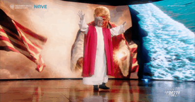 Copertina di Crozza-Trump e i deliri divini: “Dio mi manda messaggi WhatsApp ogni giorno”