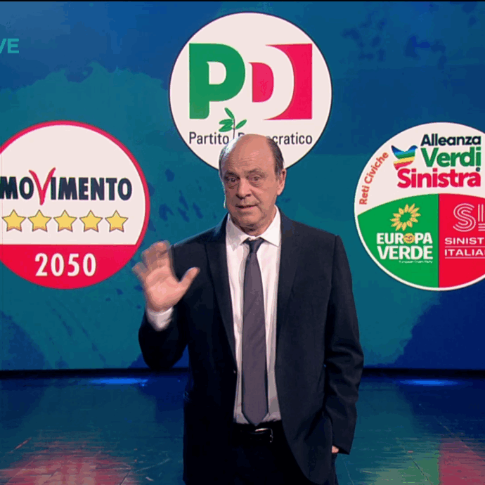 Crozza-Bersani e l’ironia esilarante sul centrosinistra: “In confronto lo squacquerone è un pezzo di granito”