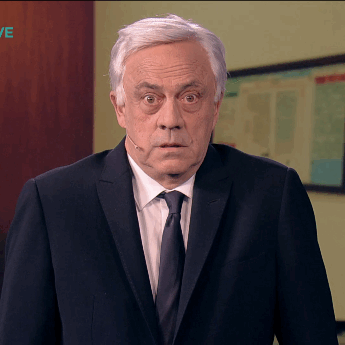 Crozza-Tajani impaurito da Marina Berlusconi: “Cosa ne penso? È meglio del Papa, grazie a lei ho ancora un lavoro”