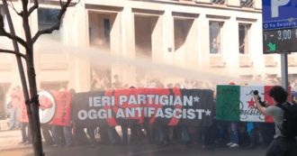 Copertina di Milano, tensione tra antagonisti e polizia durante il corteo contro la manifestazione della Lega | Il video