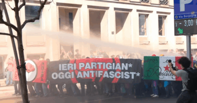 Copertina di Milano, tensione tra antagonisti e polizia durante il corteo contro la manifestazione della Lega | Il video