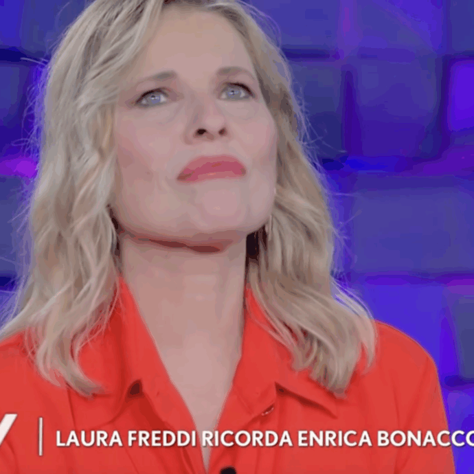 “Io mi vergognavo, fu lei a darmi coraggio, a farmi rompere il ghiaccio davanti alle telecamere e a sostenermi”: Laura Freddi si commuove per Enrica Bonaccorti