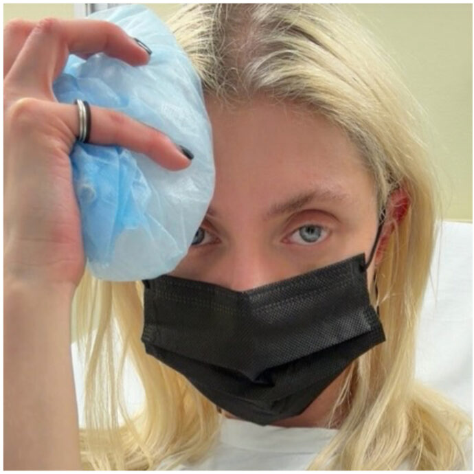 “Un ragno enorme ha deciso di staccarmi un pezzo di carne e il suo veleno mi ha fatto un bel po’ di danni”: Taylor Momsen è stata ricoverata in ospedale