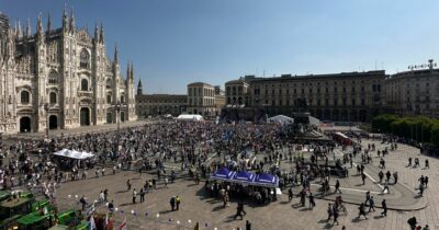 Copertina di Milano, la piazza dei patrioti è mezza vuota. Salvini: “Vogliamo la pace, non quella delle bandiere e dei centri sociali. Quella è la pace dei delinquenti”
