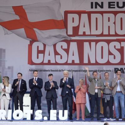 Copertina di Milano, la piazza dei patrioti mezza vuota. Tra remigrazione e cori anti Islam, le voci della base
