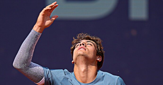 Cobolli fa l’impresa: batte Zverev e vola in finale a Monaco. Poi la dedica in lacrime al giovane Mattia morto a Roma: “In ogni punto che giocherò, ti penserò”