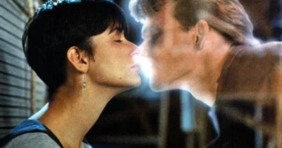 Copertina di “Continuo a parlare con il fantasma di mio marito a 17 anni dalla sua morte. Sento la sua voce nella mia testa”: lo rivela la vedova di Patrick Swayze, Lisa Niemi