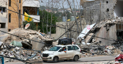 Copertina di Nuovi raid di Israele in Libano. Macron: "Ucciso un casco blu francese, reponsabilità di Hezbollah". Hormuz ancora chiuso, spari sulle navi di passaggio. Khamenei: "Pronti a infliggere sconfitte"