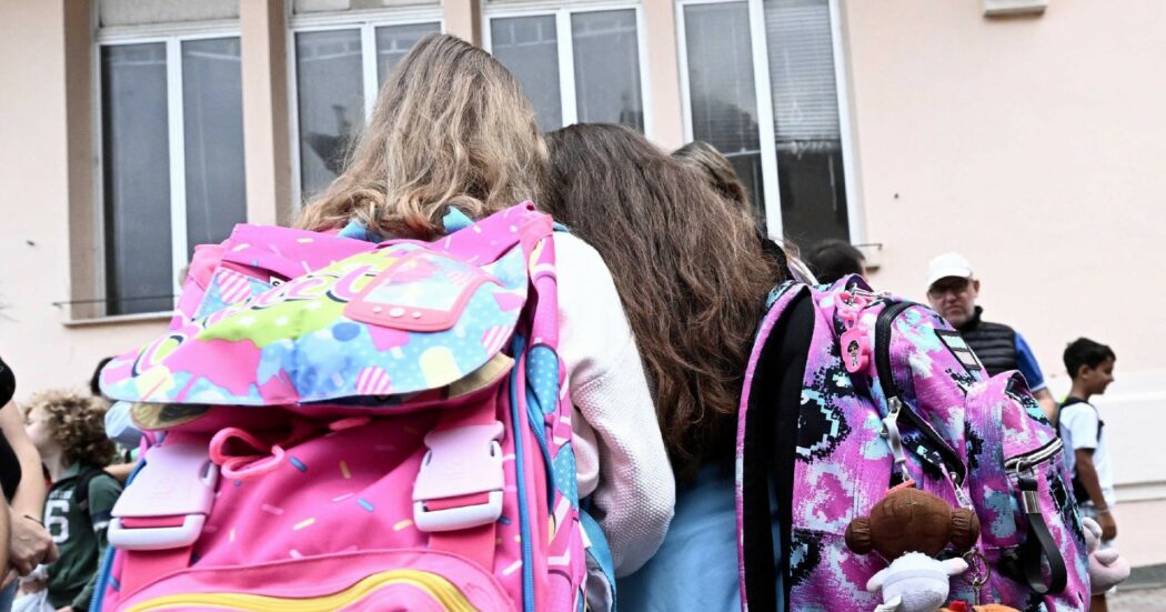 Per spiegare il riassunto, taglia i capelli di due alunne: maestra sottoposta a indagine interna