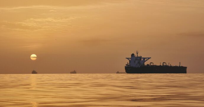 Medio oriente, boomerang di Trump: lo Stretto di nuovo “chiuso”, l’Iran spara e il negoziato traballa