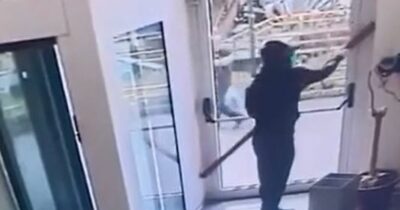 Copertina di Rapina in banca a Napoli: il video dei banditi che entrano e sprangano le porte