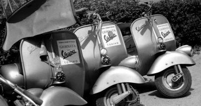 Copertina di La Vespa festeggia 80 anni e corre verso i 20 milioni di esemplari prodotti