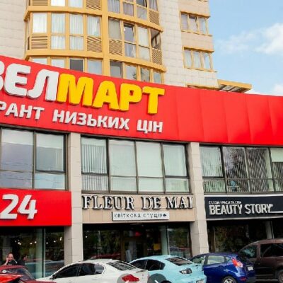 Copertina di Kiev, un uomo spara sulla folla e si barrica in un supermercato. “Cinque morti e dieci feriti tra cui un bambino”