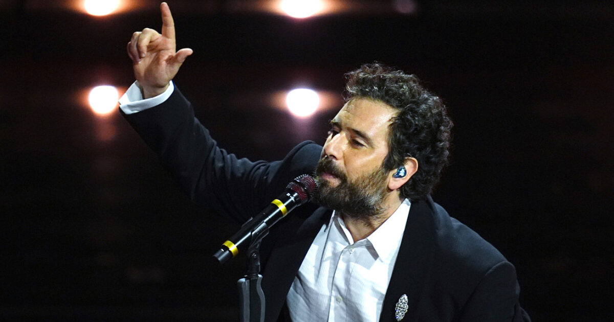 “Ragazzi, se fate così col ca**o che ci fanno fare lo stadio!”: Tommaso Paradiso scherza da laziale con i fan. Poi conferma: “Mi sposo tra un tour e l’altro”