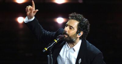 Copertina di “Ragazzi, se fate così col ca**o che ci fanno fare lo stadio!”: Tommaso Paradiso scherza da laziale con i fan. Poi conferma: “Mi sposo tra un tour e l’altro”