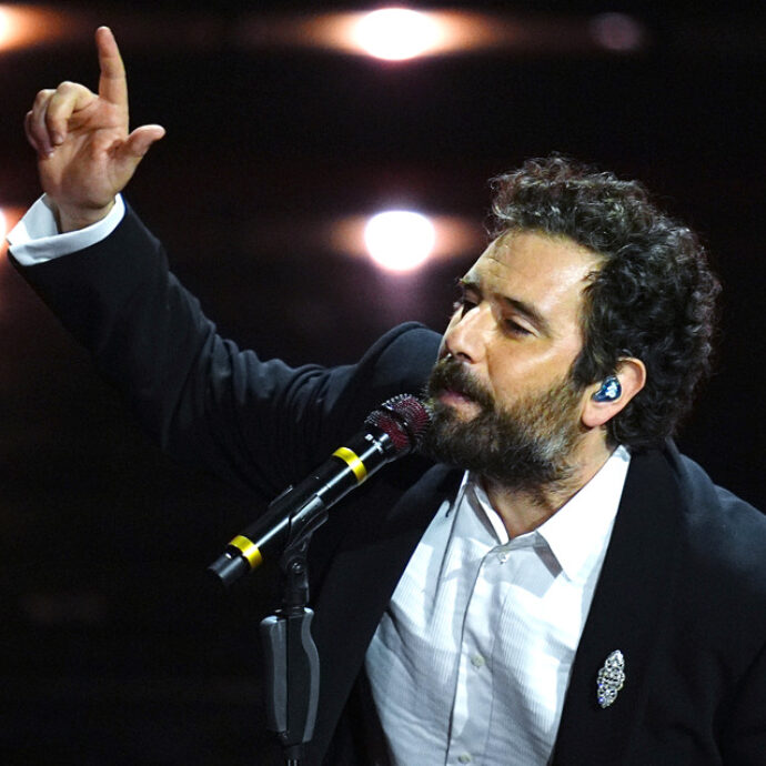 “Ragazzi, se fate così col ca**o che ci fanno fare lo stadio!”: Tommaso Paradiso scherza da laziale con i fan. Poi conferma: “Mi sposo tra un tour e l’altro”