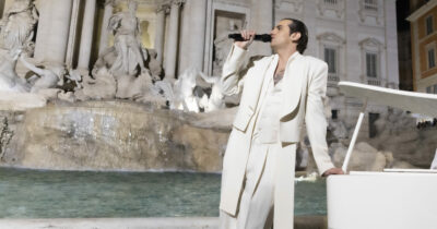 Copertina di Achille Lauro bianco come un principe canta alla Fontana di Trevi di Roma per “Comuni Immortali” e i tre show estivi negli stadi – IL VIDEO