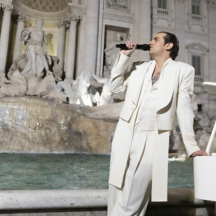 Achille Lauro bianco come un principe canta alla Fontana di Trevi di Roma per “Comuni Immortali” e i tre show estivi negli stadi – IL VIDEO